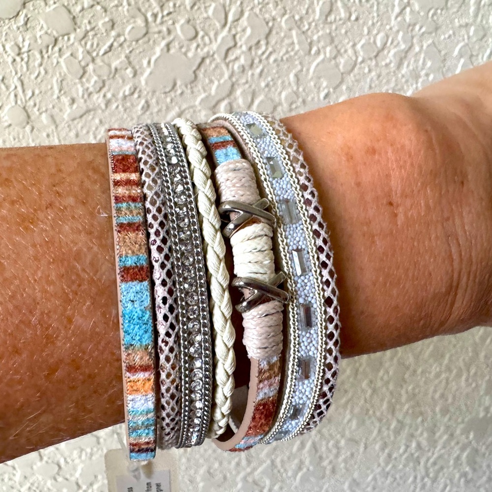 NWT Multicolor Saachi Bracelet Set, 7,5 🦋